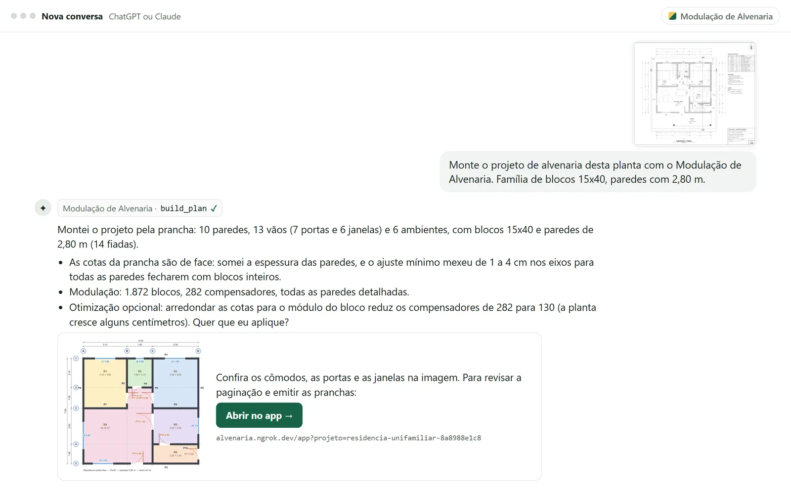 Conversa num assistente de IA: o usuário anexa a planta e pede o projeto em blocos 15x40 com paredes de 2,80 m; a resposta traz 10 paredes, 13 vãos, 1.872 blocos, a planta colorida por cômodo e o botão Abrir no app
